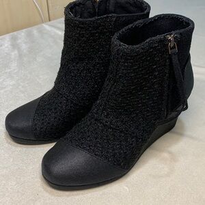 Tom’s VGC Desert Wedge Boucle ankle booties boots heels all black 7.5 woven zip